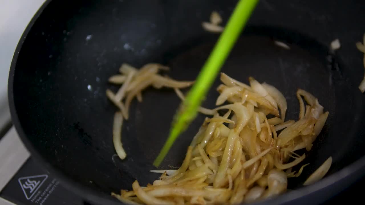 厨师准备烹饪泰国传统美食在厨房的煎锅里用蟹肉和葱末炒饭视频素材