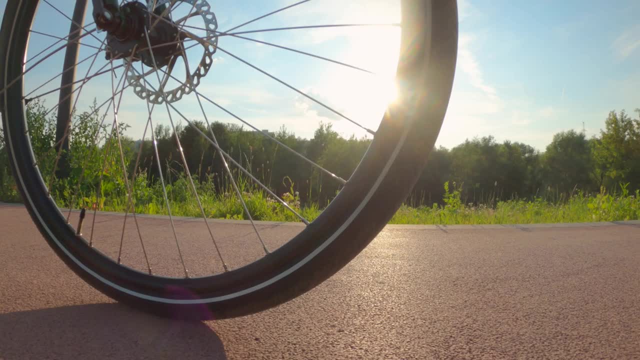 自行车道骑行低POV cycling_11683视频素材