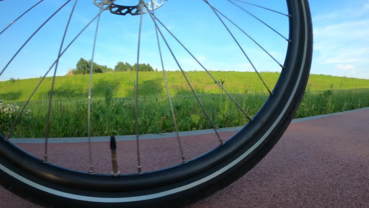 自行车道骑行低POV cycling_11678视频素材