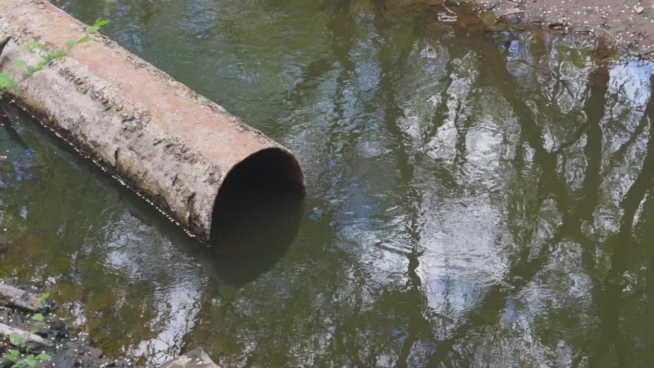 旧的金属下水管道，废物由此排出。视频素材