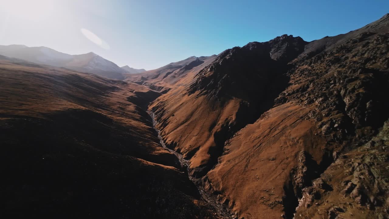 航空摄影的山脉，河流，未开垦的自然，全长全景视频从无人机视频素材