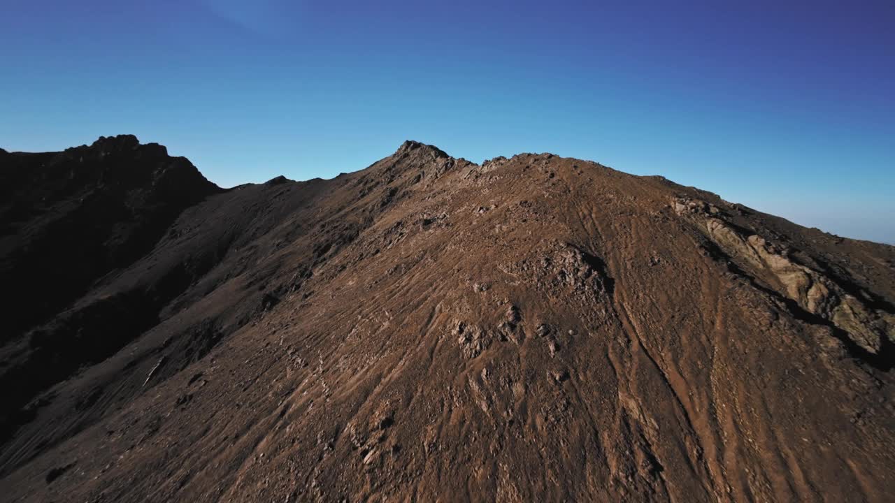 航空摄影山脉，未开垦的自然，全长全景视频从无人机视频素材