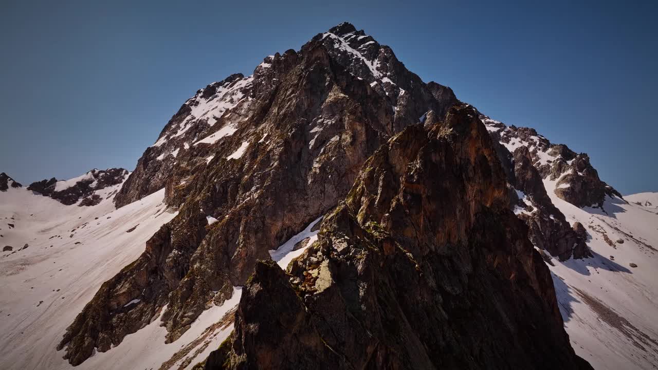 高山景观。从4K航拍角度看山脉视频素材