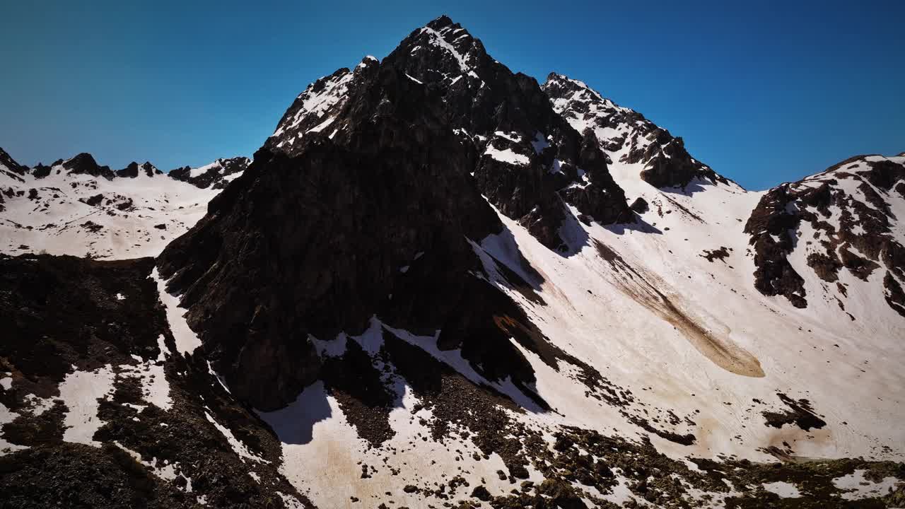 高山景观。从4K航拍角度看山脉视频素材