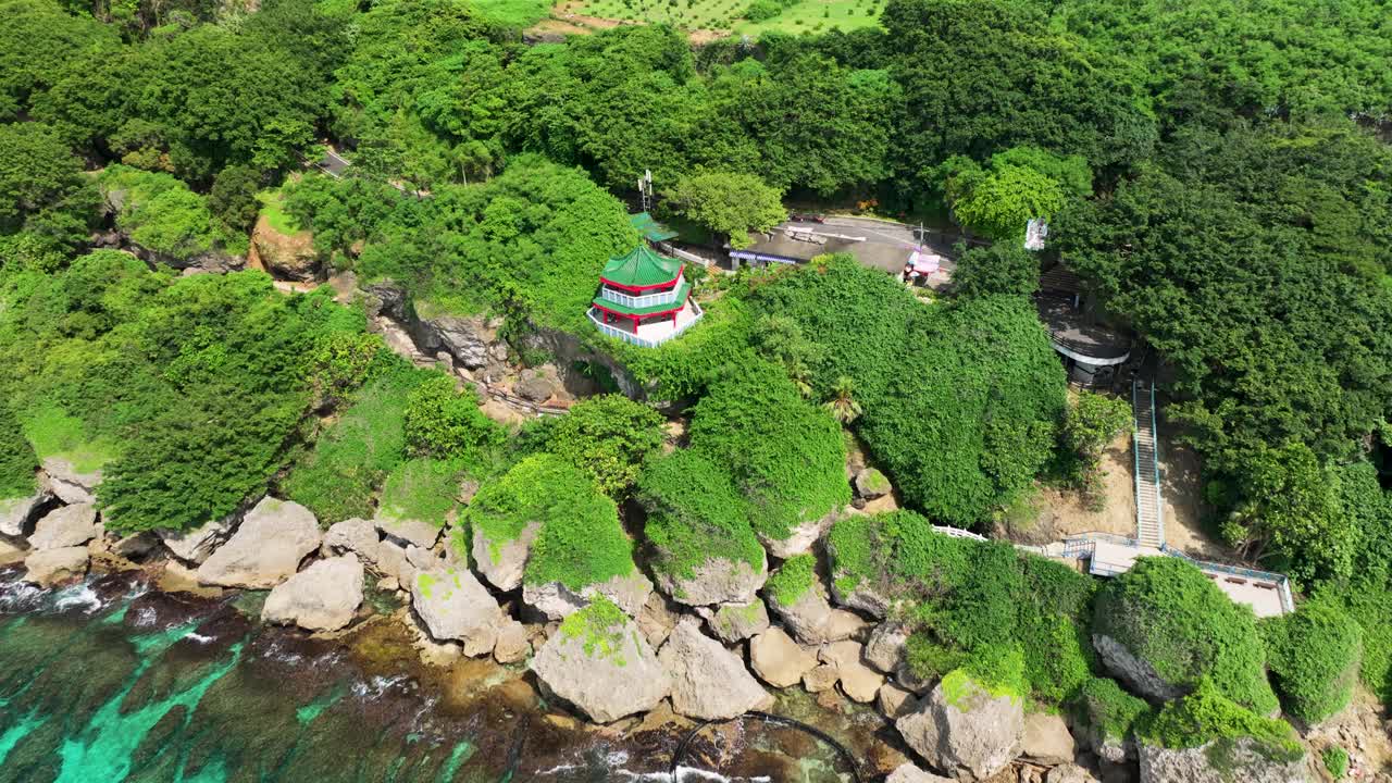 鸟瞰台湾小柳球岛美丽的海岸线视频素材