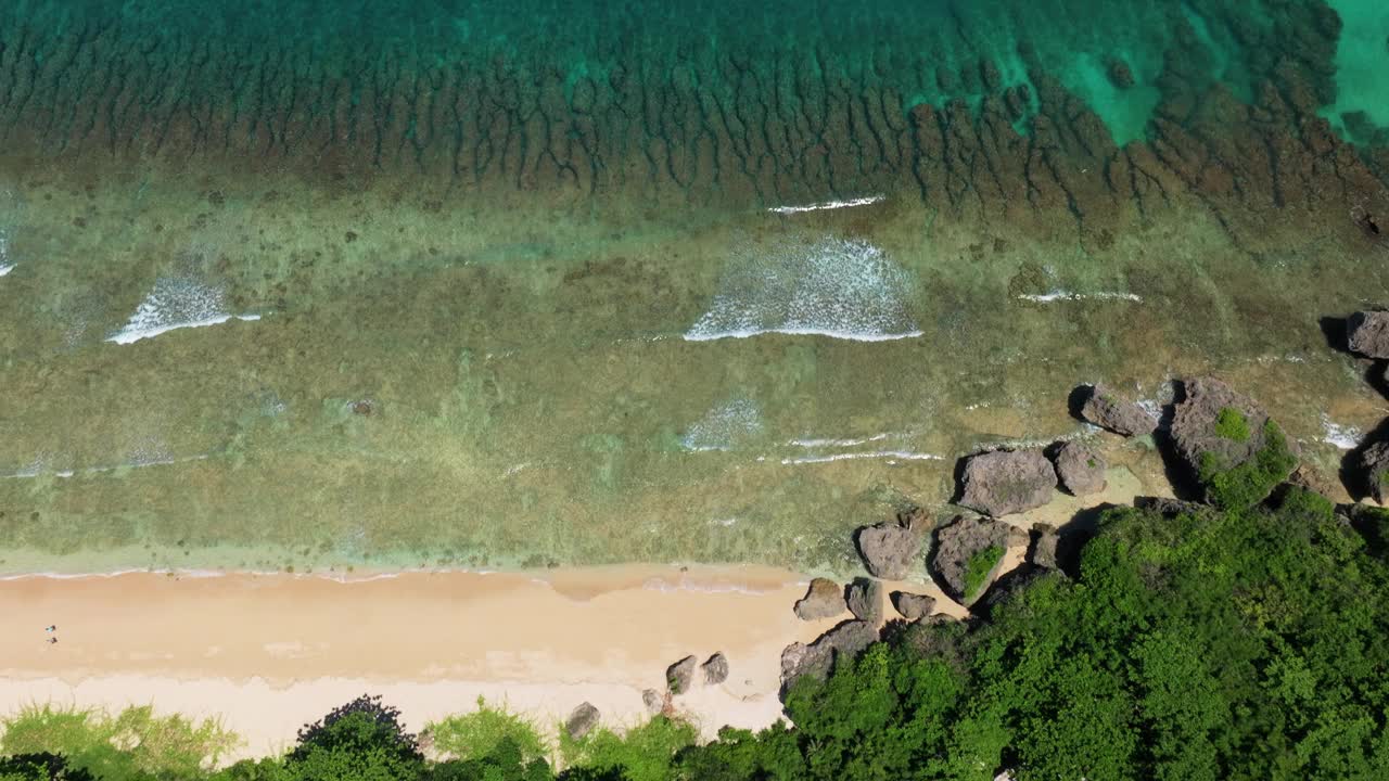 鸟瞰台湾小柳球岛美丽的海岸线视频素材