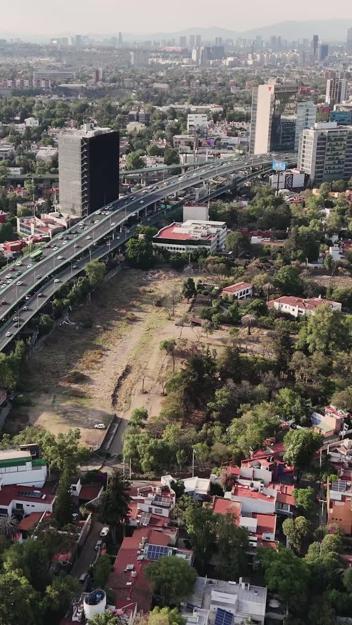 墨西哥城高速公路的慢动作鸟瞰图，垂直视频视频素材