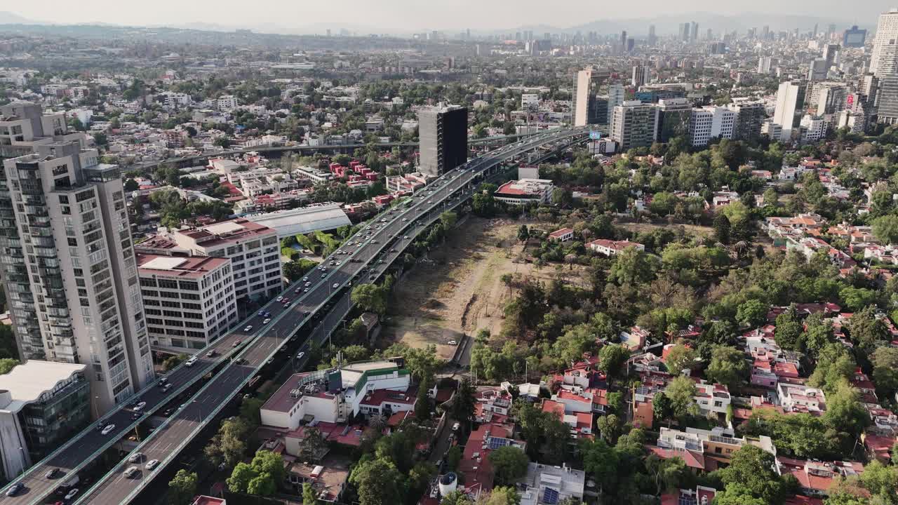 墨西哥城高速公路的慢动作鸟瞰图视频素材