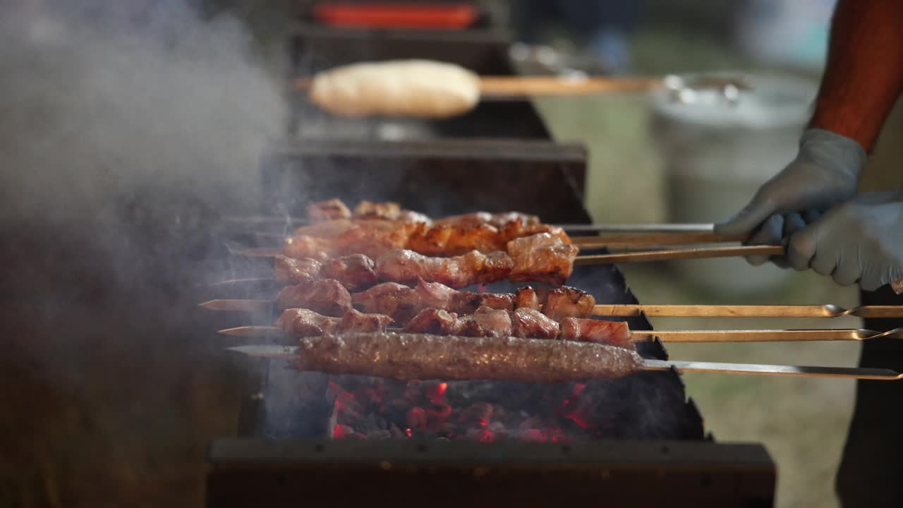 烤肉串:烤肉串上冒着烟烤的肉串视频素材