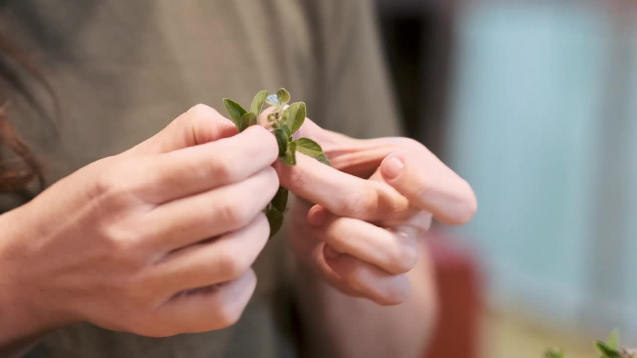 在家里准备意式烤面包的细节视频素材