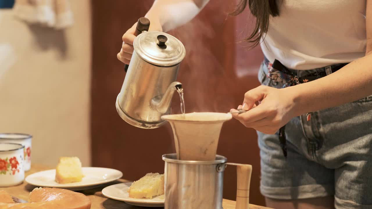 按照传统，早餐要过滤咖啡视频下载