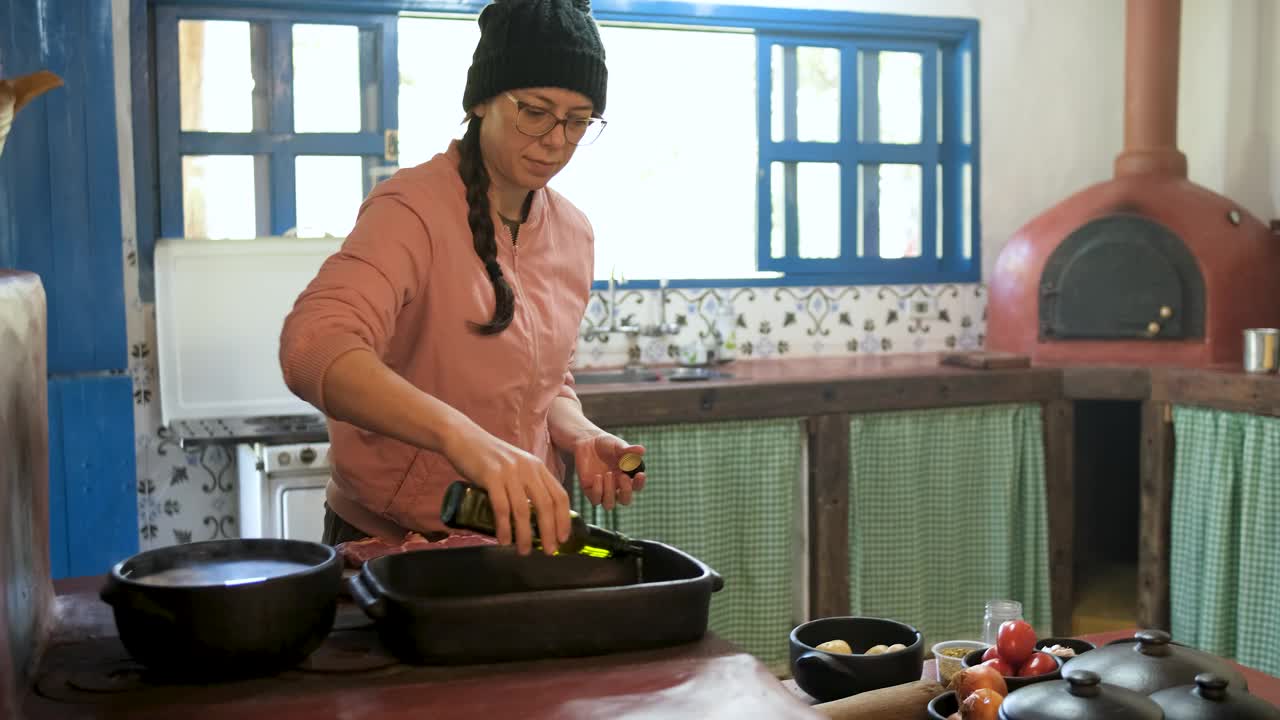 一个妇女在乡下的家里准备午餐视频素材