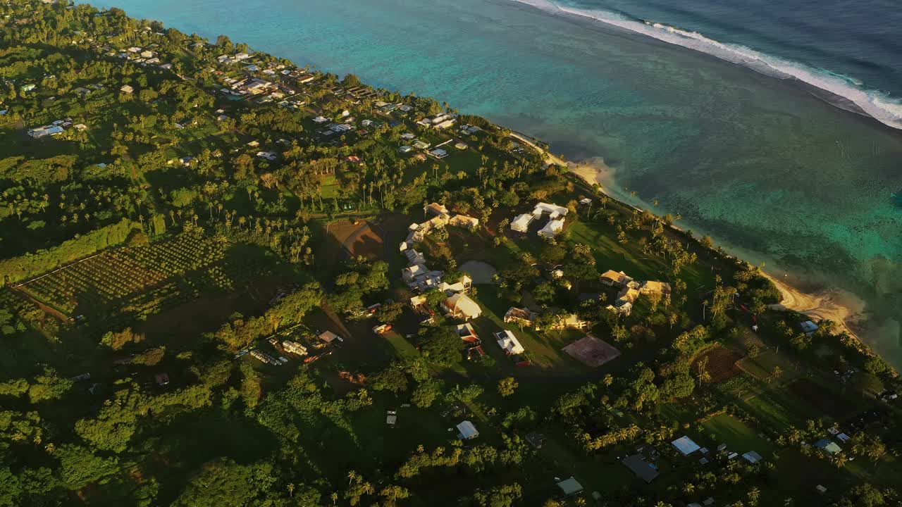 温暖的阳光照耀在热带岛屿的海岸斜坡上。视频下载