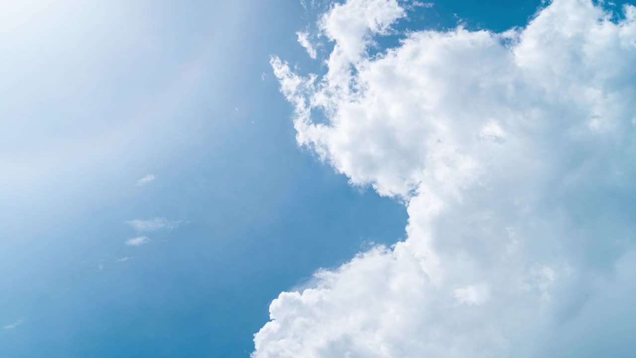 4K天空延时，美丽的背景，地平线，云和太阳的天空延时。天气与自然运动的概念。蓝天白云视频素材