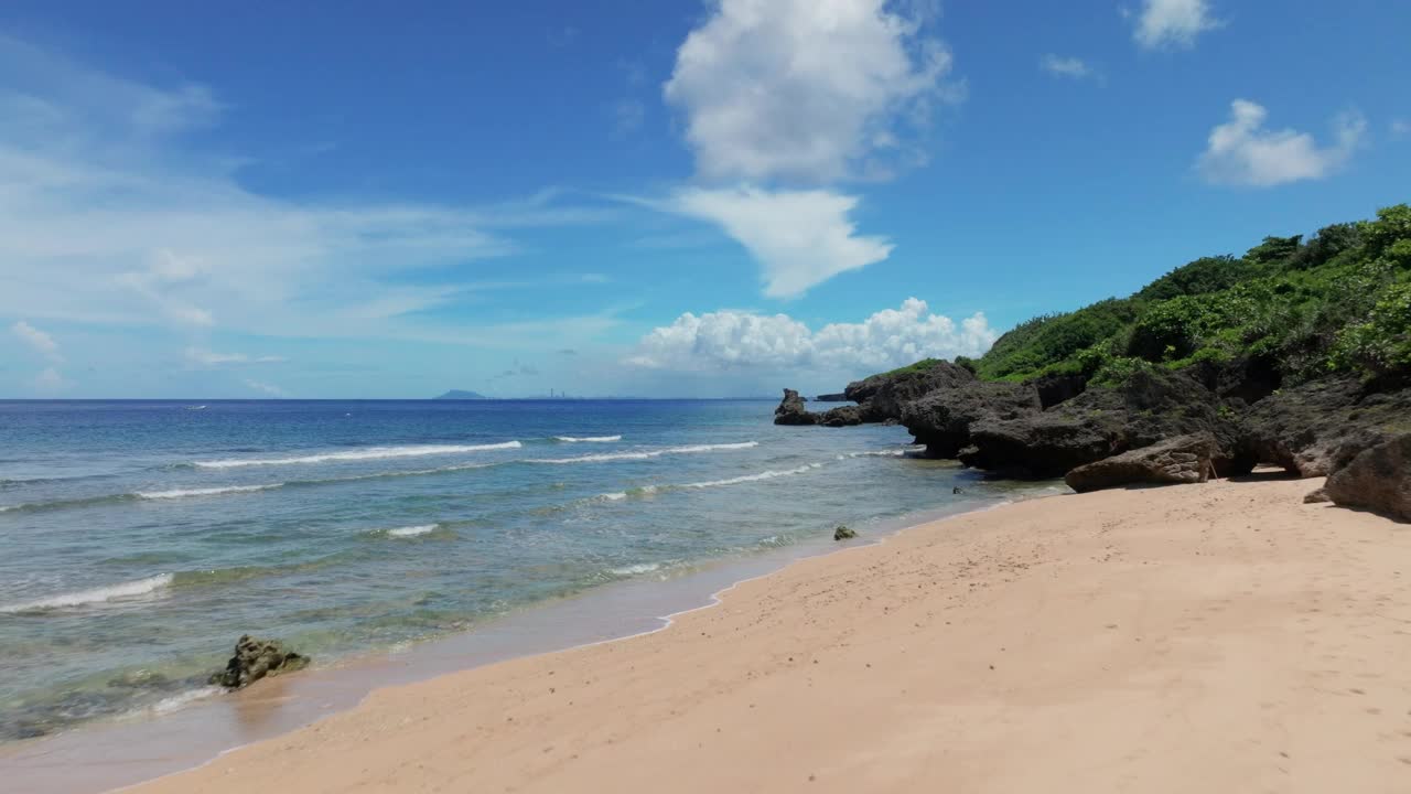 鸟瞰台湾小柳球岛美丽的海岸线视频素材