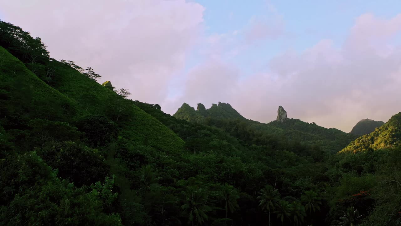 遥望远方最高的山峰。视频素材