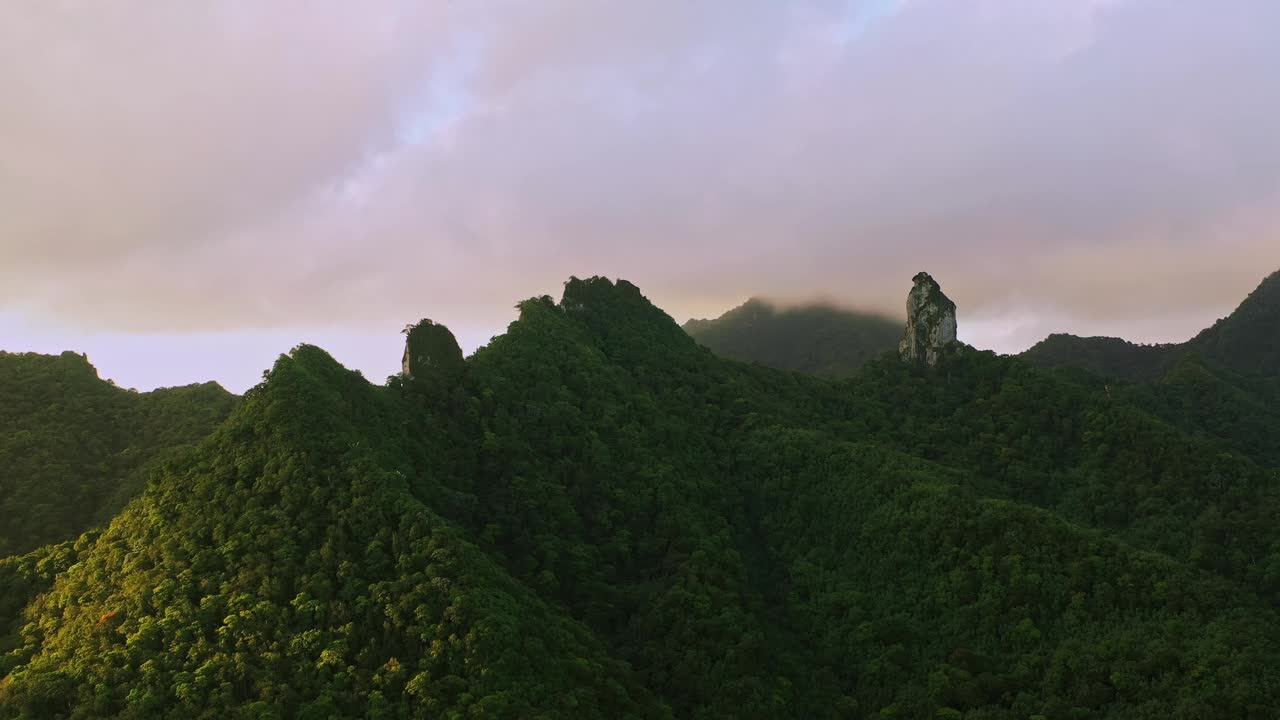 库克群岛著名山脉和山峰的高空鸟瞰图。视频素材