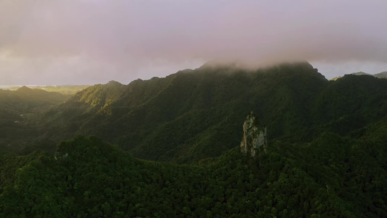 高空鸟瞰针山的高峰，就在云层下看到。视频下载