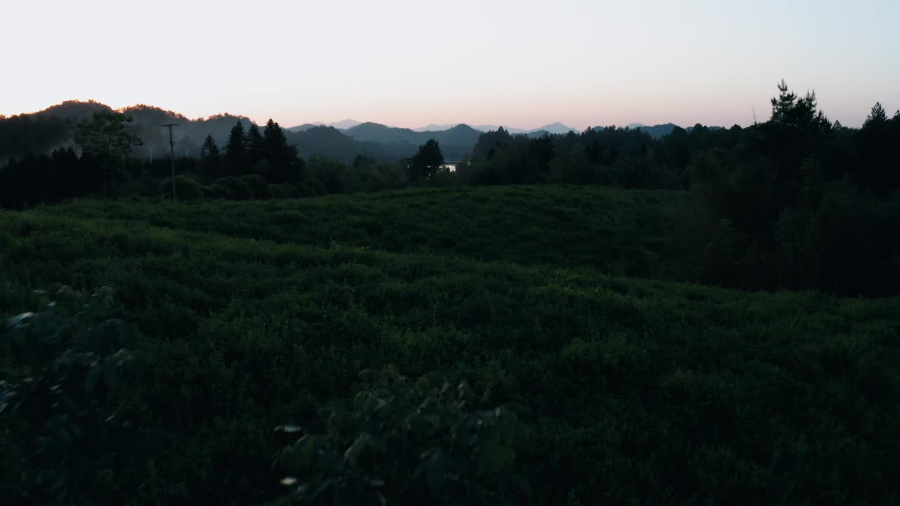 日落时山脉和湖泊的航拍照片视频下载