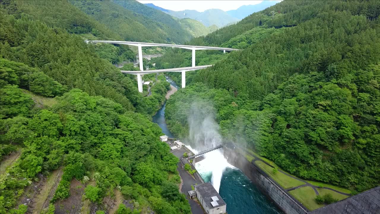 环形的雷电鸟之桥视频素材