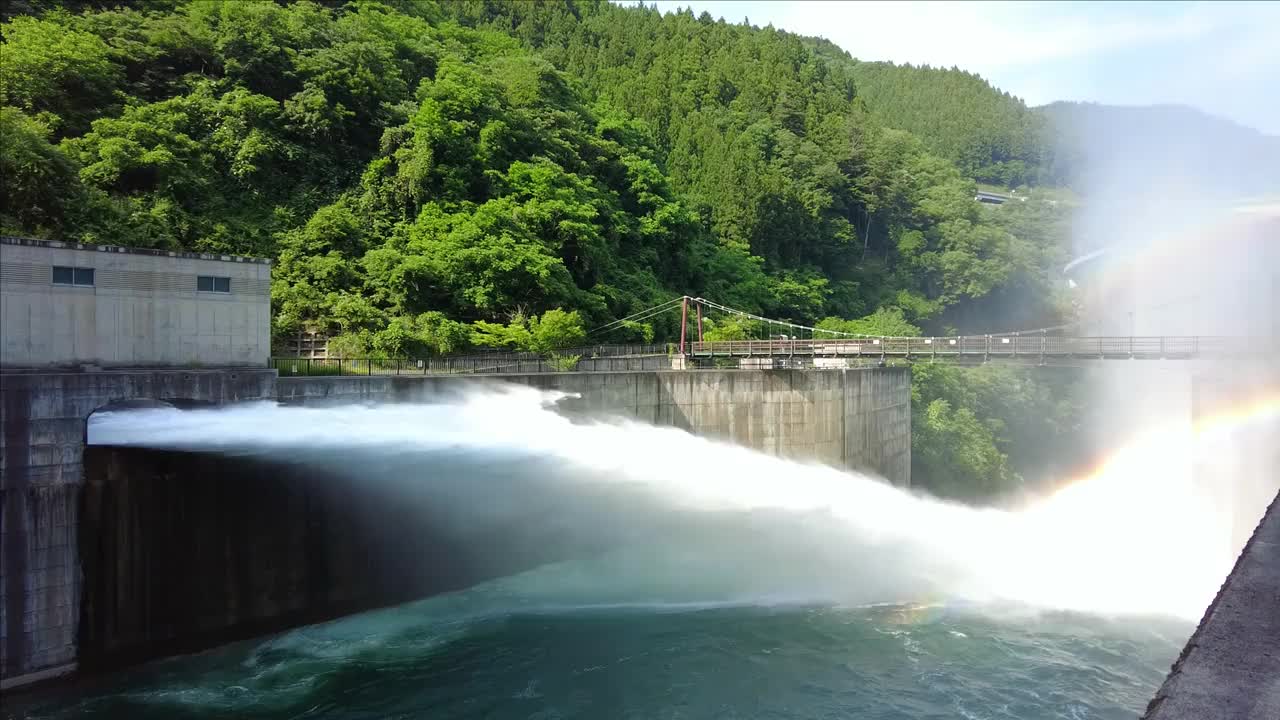 泷泽大坝放水视频素材