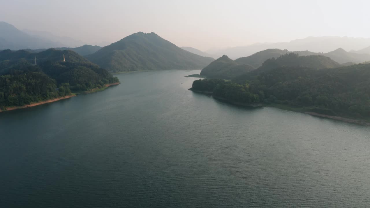 日落时山脉和湖泊的航拍照片视频素材