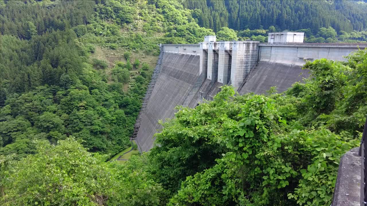 泷泽大坝，一个重力坝视频素材