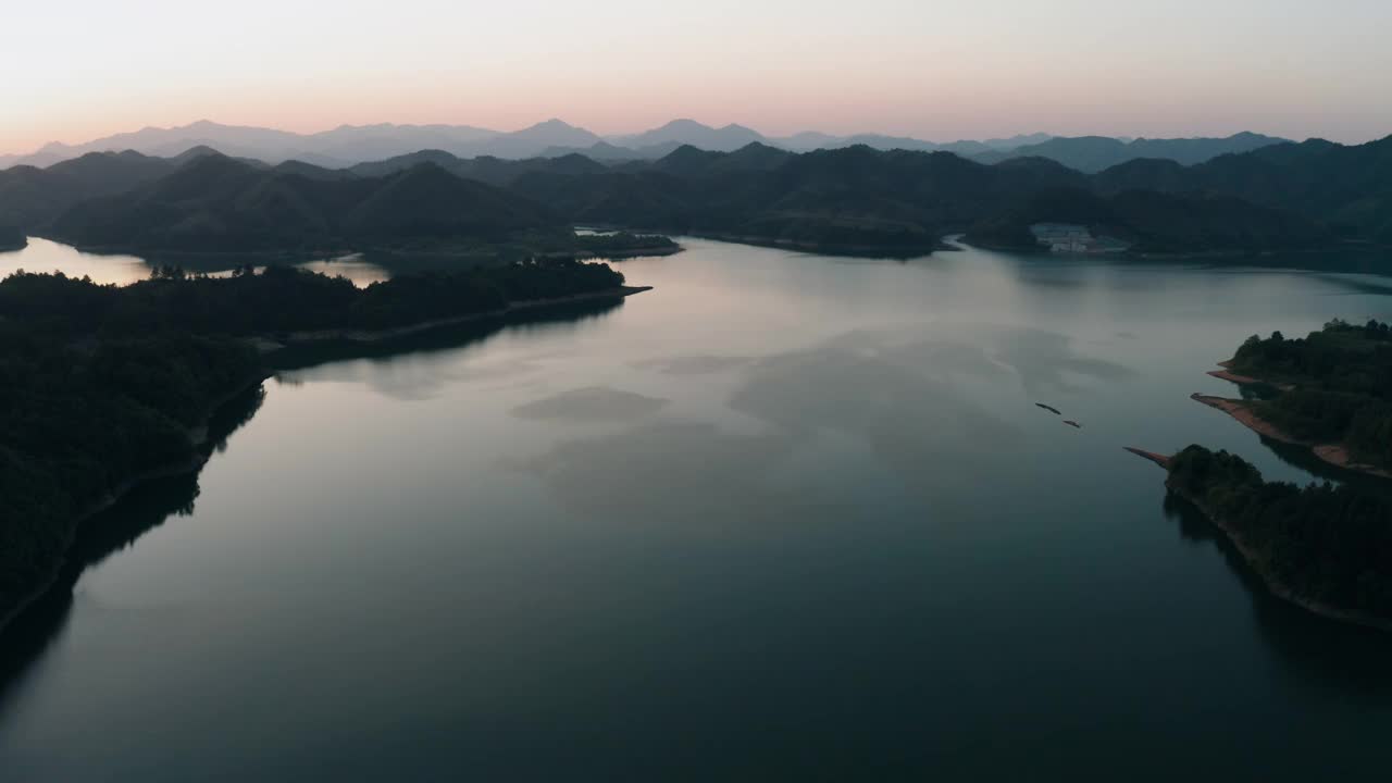 日落时山脉和湖泊的航拍照片视频素材