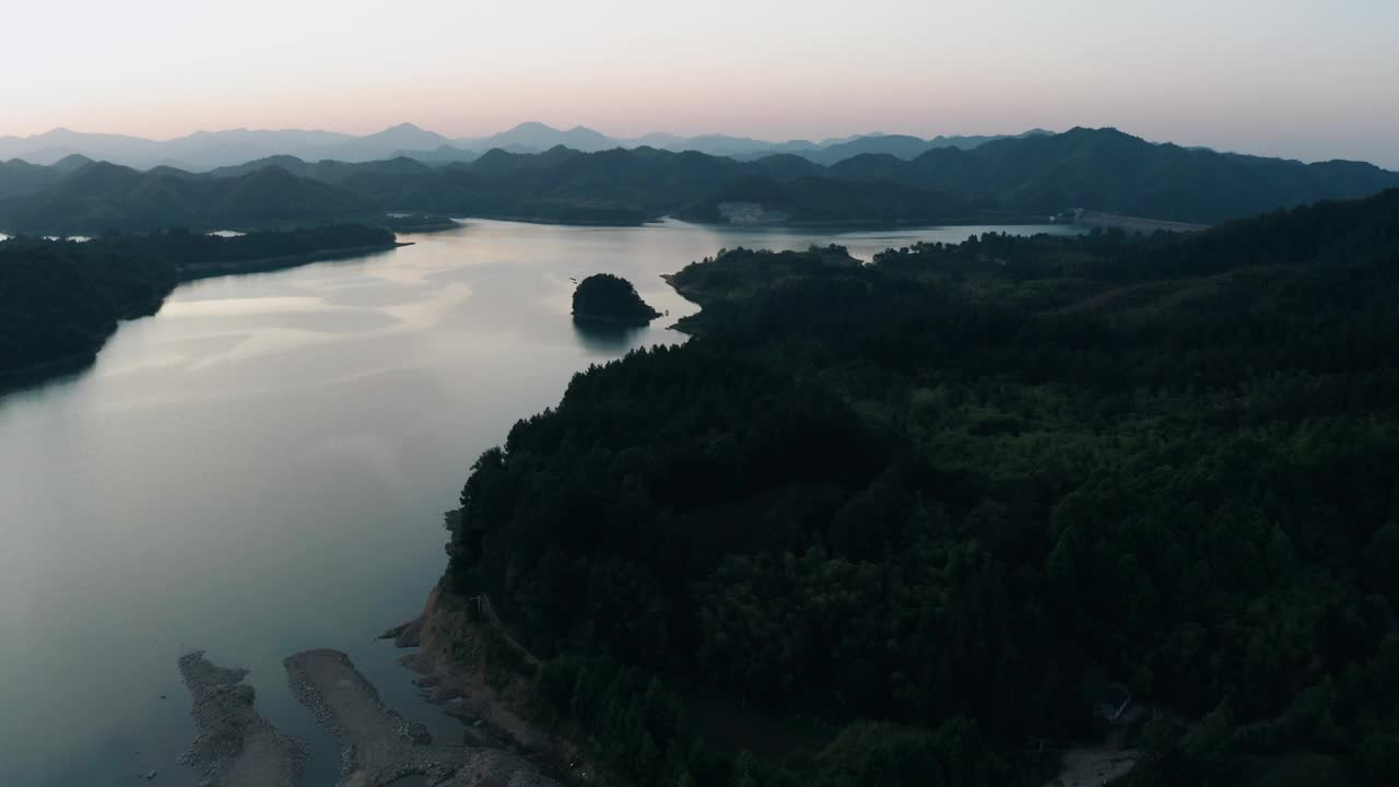 日落时山脉和湖泊的航拍照片视频下载