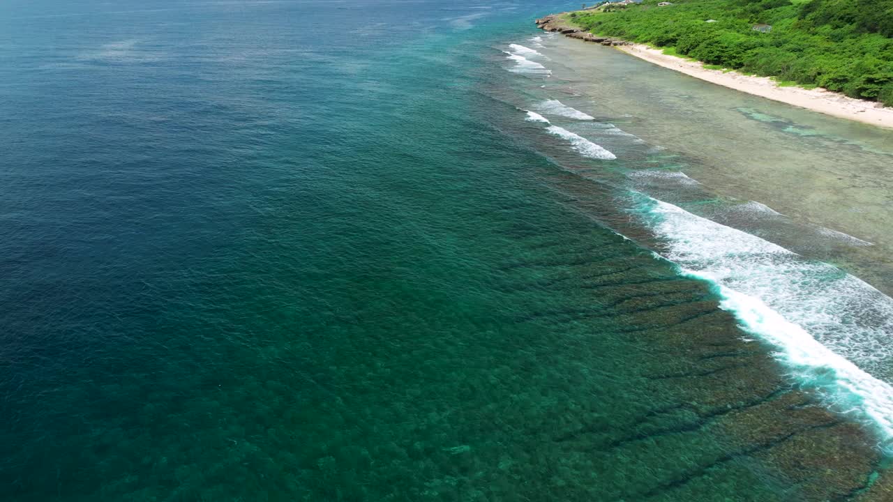 鸟瞰台湾小柳球岛美丽的海岸线视频素材