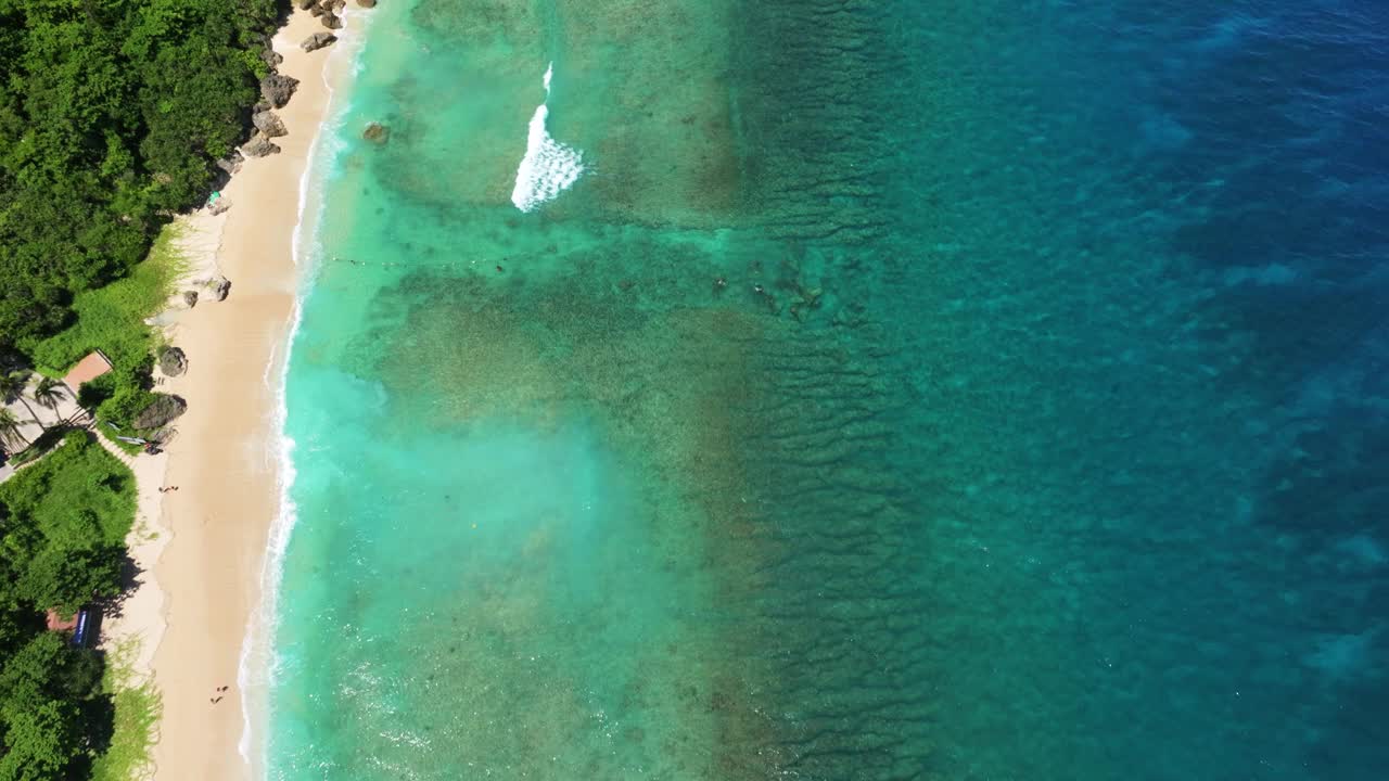 鸟瞰台湾小柳球岛美丽的海岸线视频素材