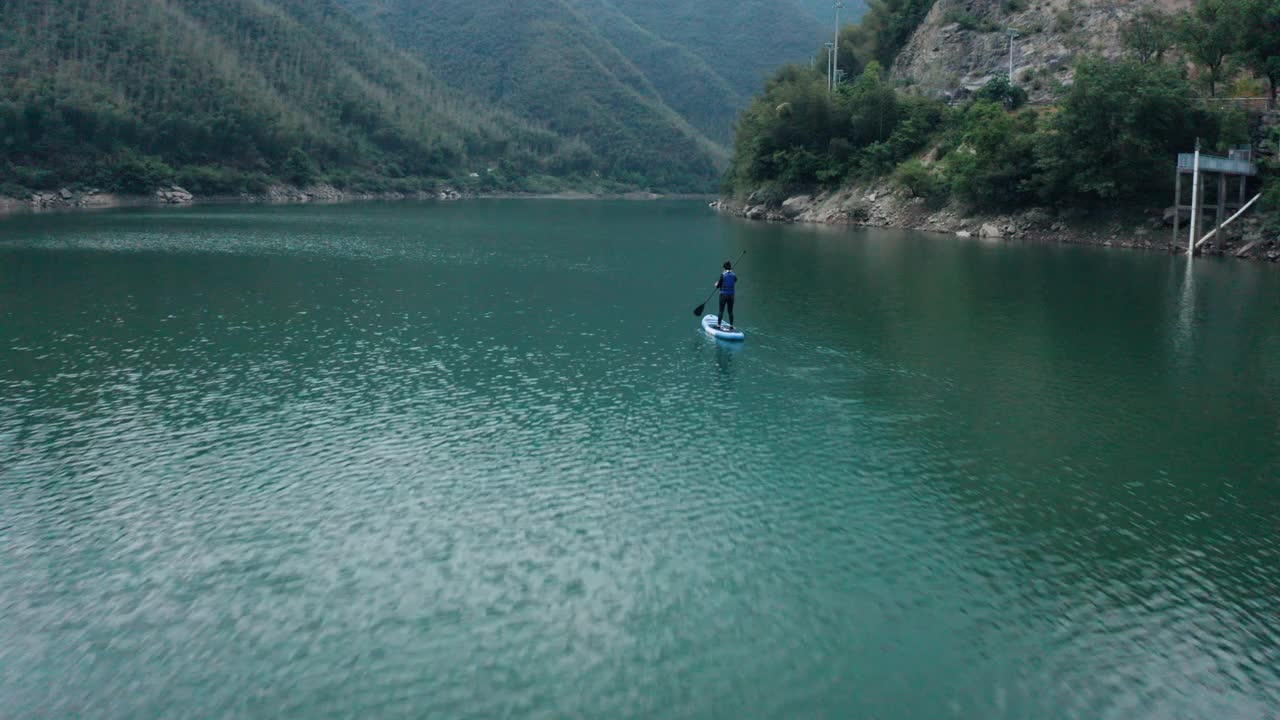 湖中皮划艇的航拍照片视频下载