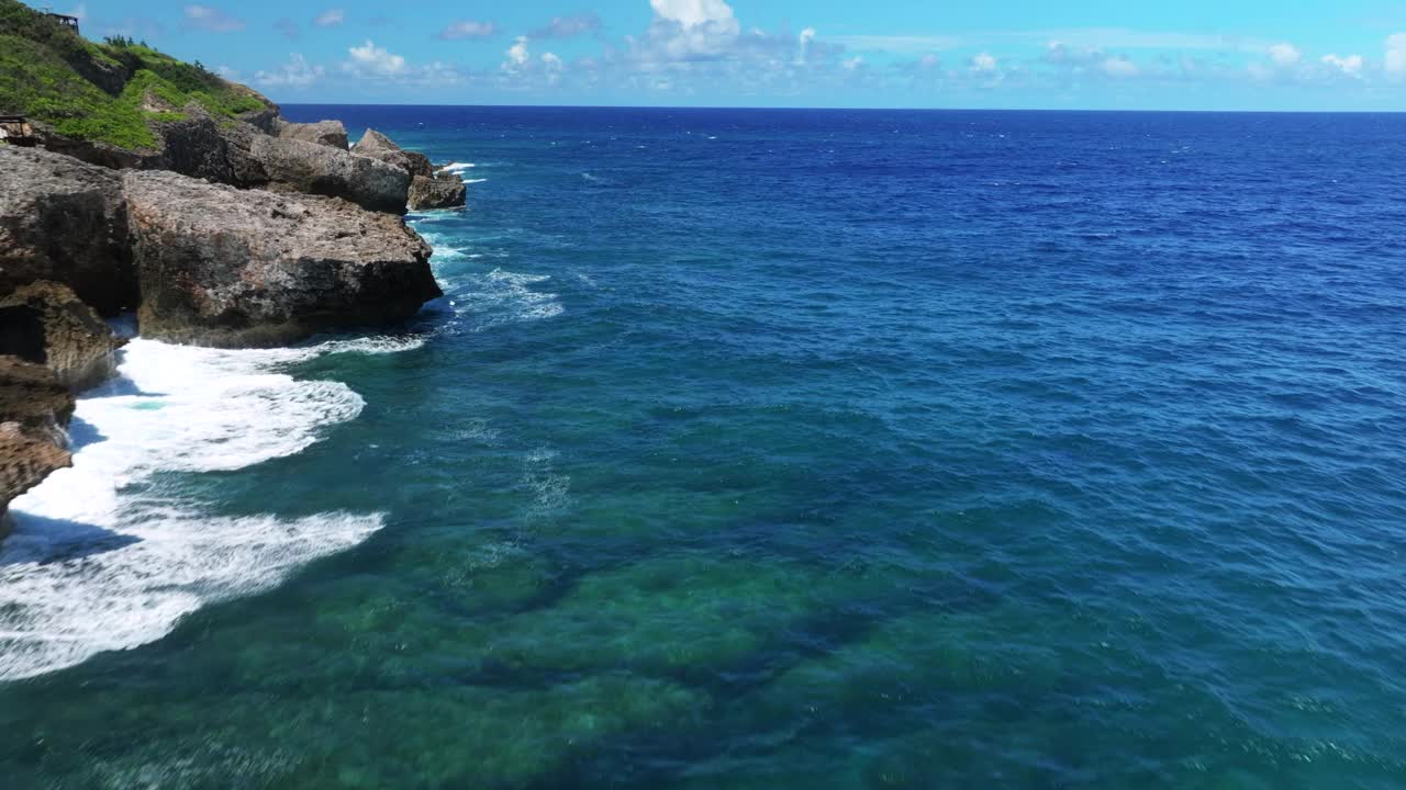 鸟瞰台湾小柳球岛美丽的海岸线视频素材