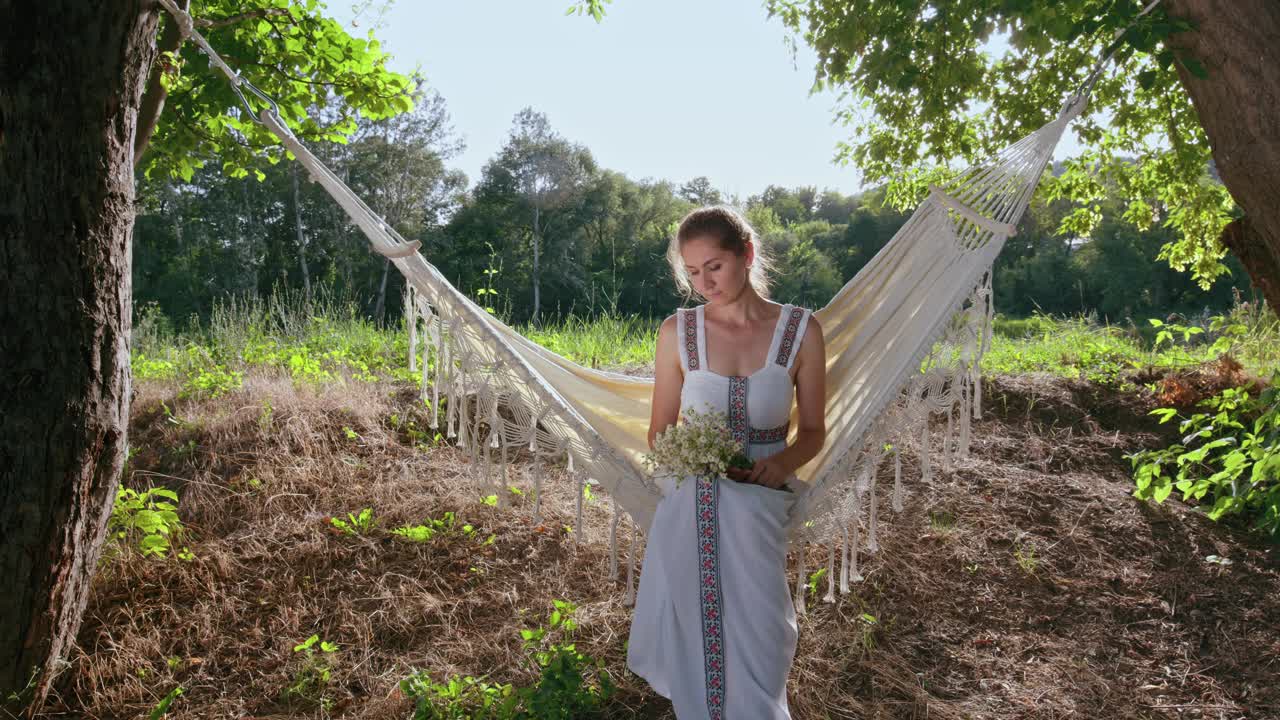 和黛西·邦奇在吊床上休息的女人视频素材