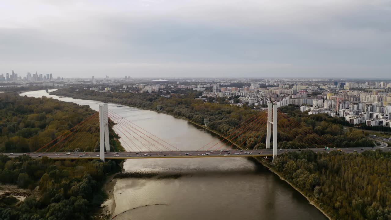 无人机拍摄悬索桥塔架和汽车行驶的高速公路河。城市桥梁车道视频下载