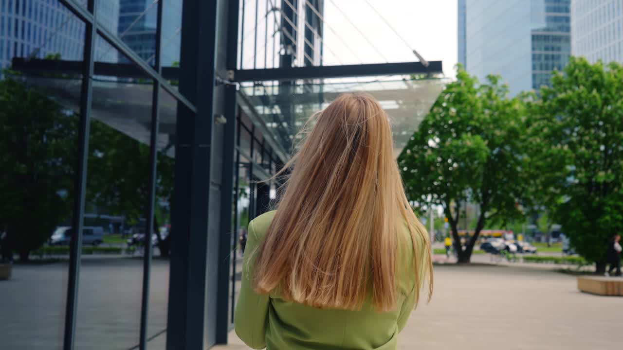 拍摄现代都市户外建筑的女街拍摄影师视频下载