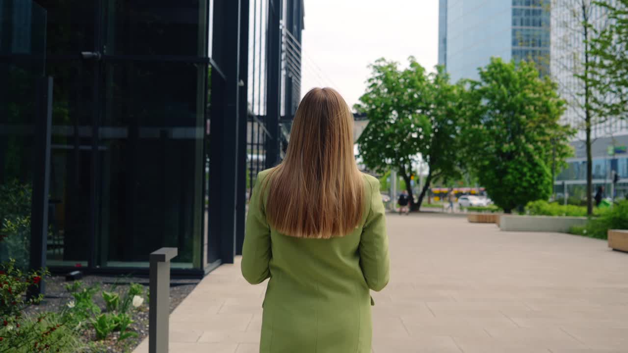 拍摄现代都市户外建筑的女街拍摄影师视频素材