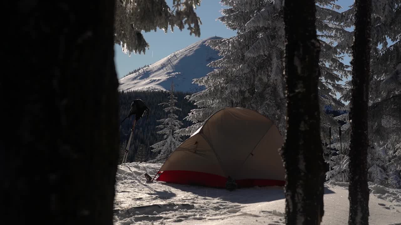 冬天有帐篷的雪山营地。戈尔甘尼山脉在冬季。喀尔巴阡山脉，乌克兰视频下载