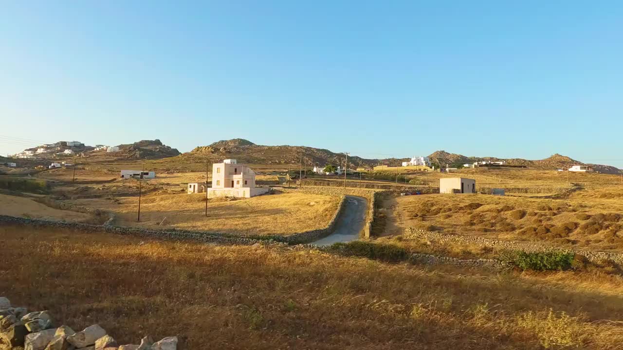 米科诺斯岛希腊内部的道路，房屋和景观视频下载