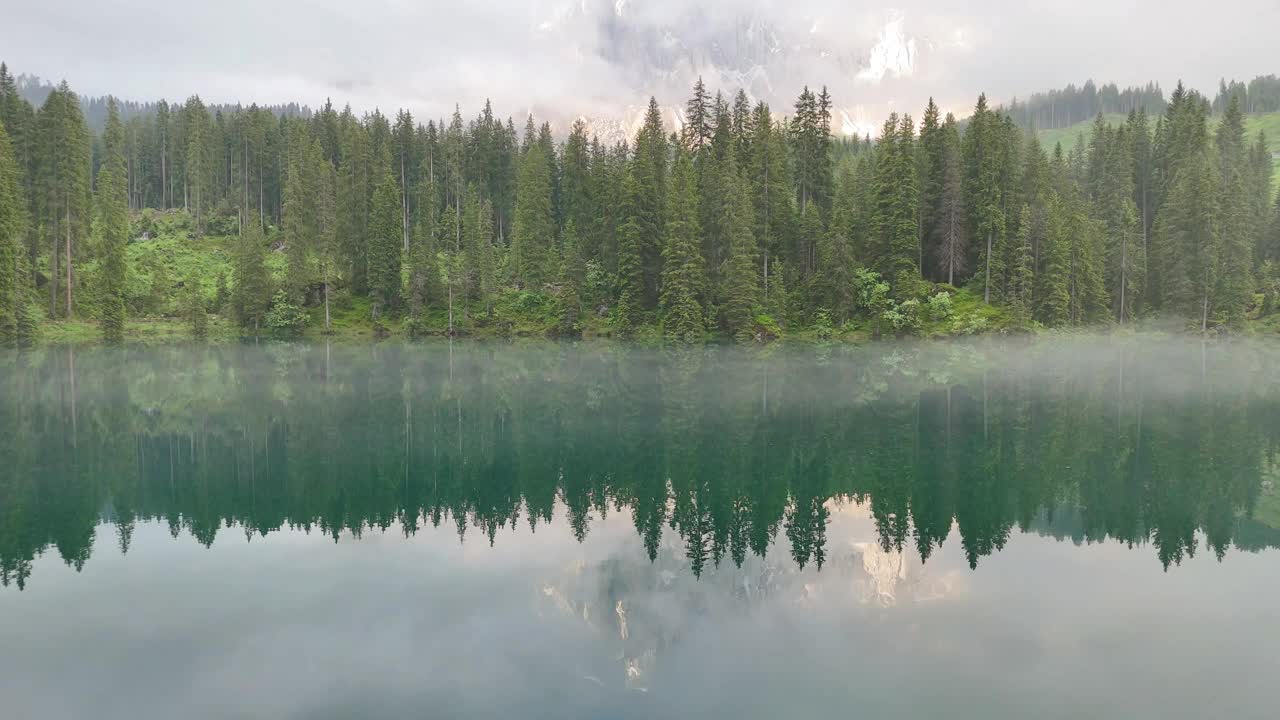 卡雷扎湖位于意大利白云石山脉的卡雷扎湖视频素材