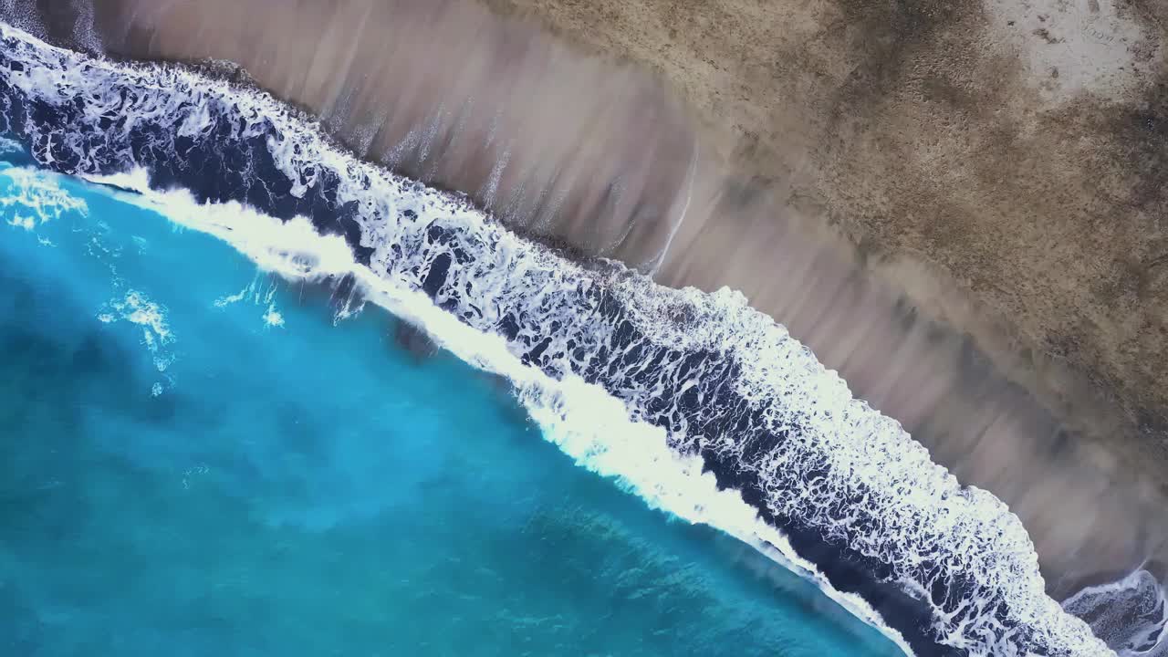 在宁静的海滩上体验和平，清澈的海水和温柔的海浪视频素材