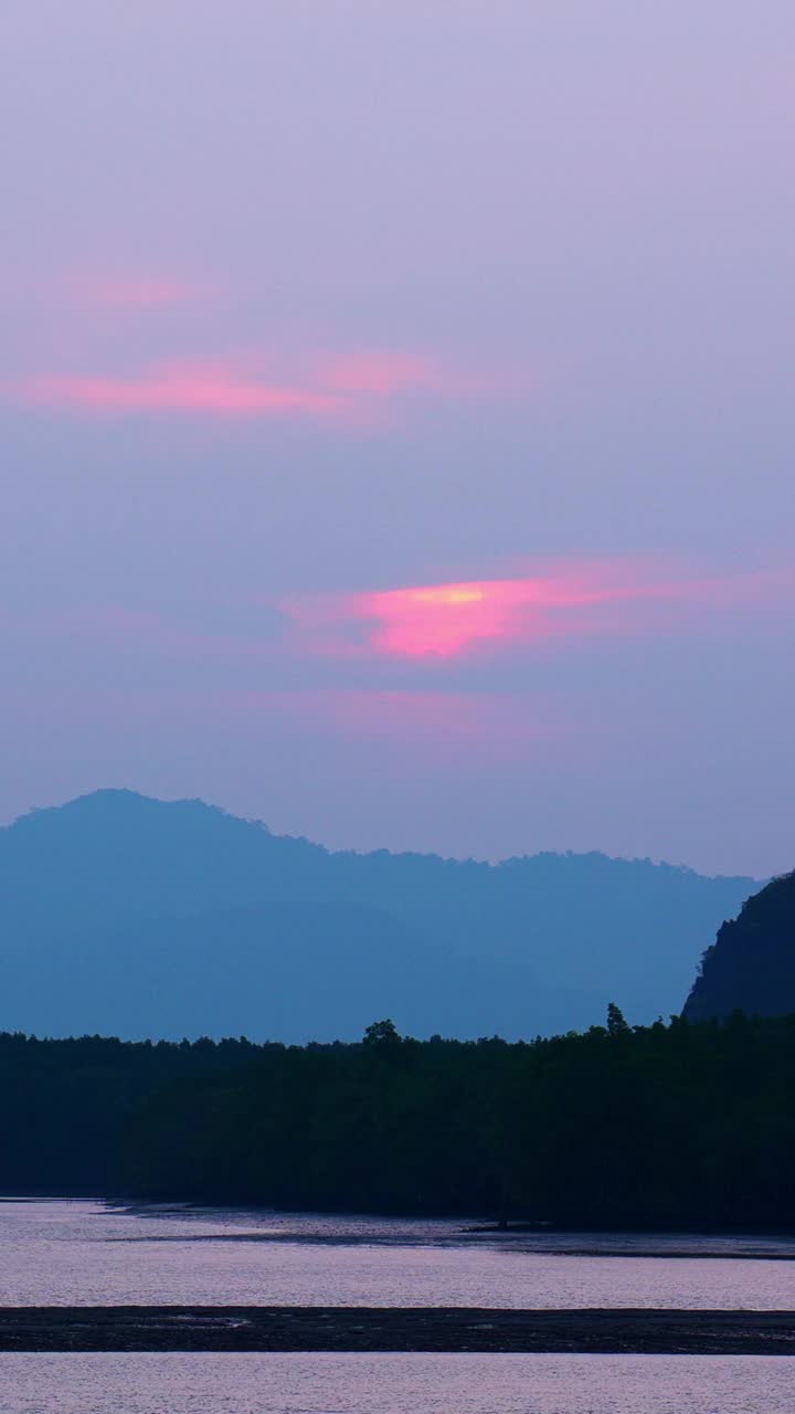 垂直视频惊人的光日落或日出在海上，景观自然视图背景视频素材