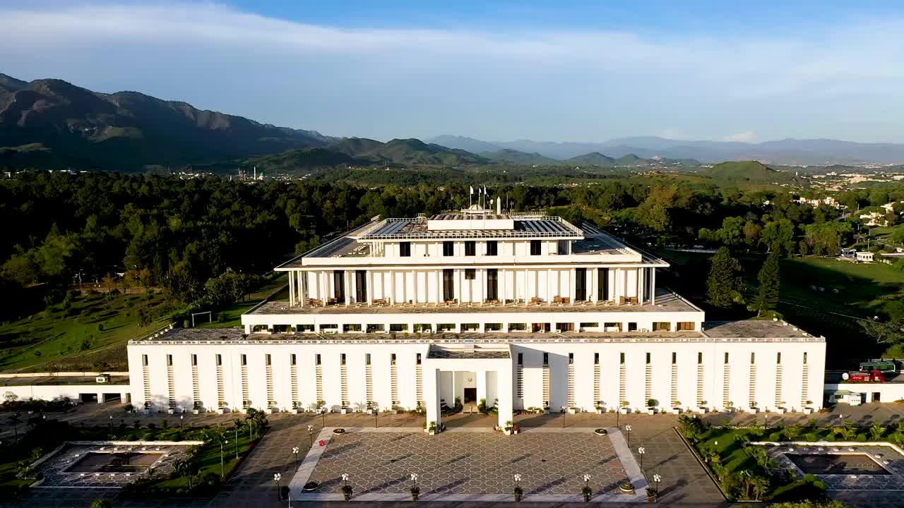 巴基斯坦，伊斯兰堡——2024年1月23日:国会大厦美丽的正面景观，总统参众两院。鸟瞰图视频下载