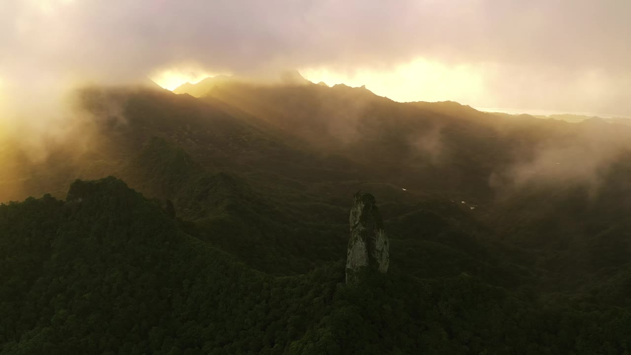 当云层下降时，史诗般的金色光轴在山上的鸟瞰图。视频素材