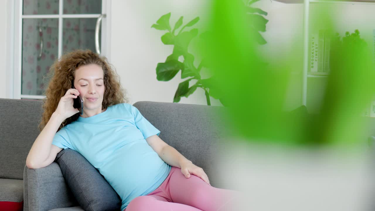 一名怀孕的白人妇女正在和她的医生打电话，讨论如何照顾她未出生的孩子。女人很高兴有孩子。提供通信技术方面的咨询视频下载