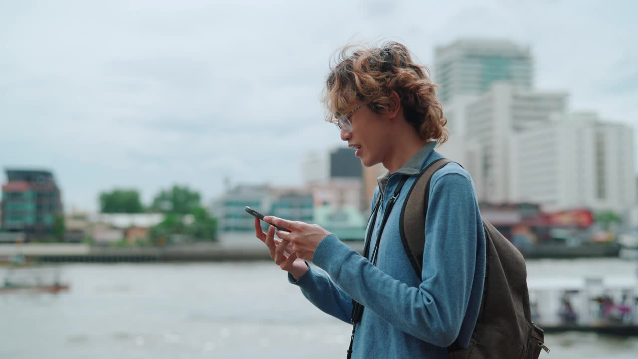 亚洲男子在旅行时使用人工智能应用程序视频素材