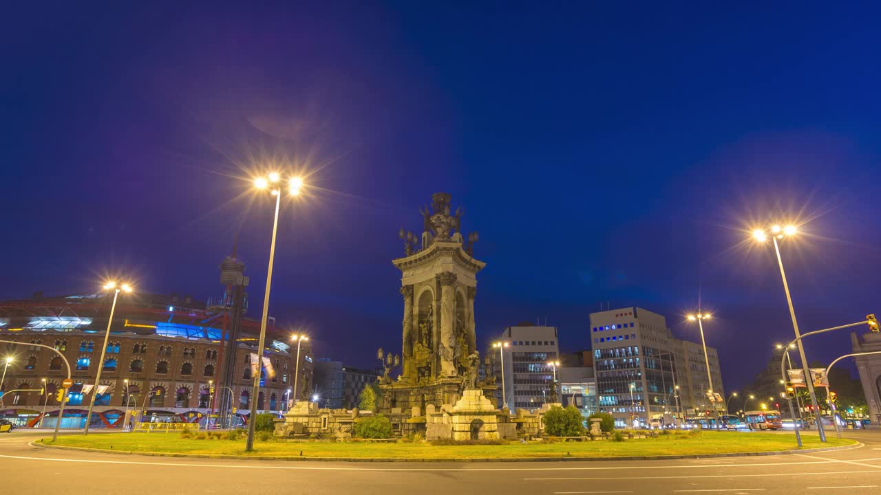 西班牙巴塞罗那延时夜晚城市天际线在西班牙广场视频素材