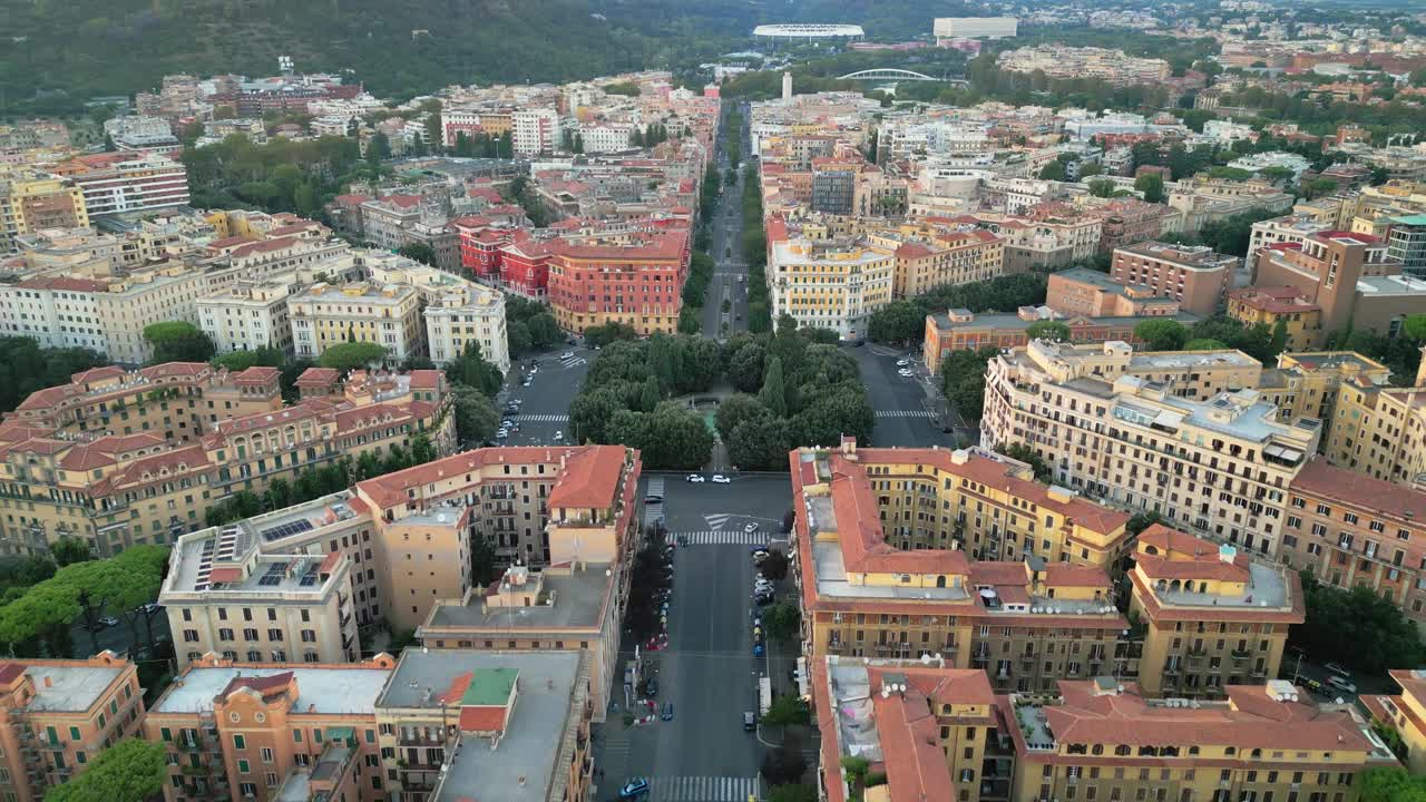 4K鸟瞰图实时镜头俯视图在意大利罗马，欧洲，著名的历史景点和旅游目的地概念，意大利文化和意大利生活方式的马齐尼广场地区的道路交通人群视频素材