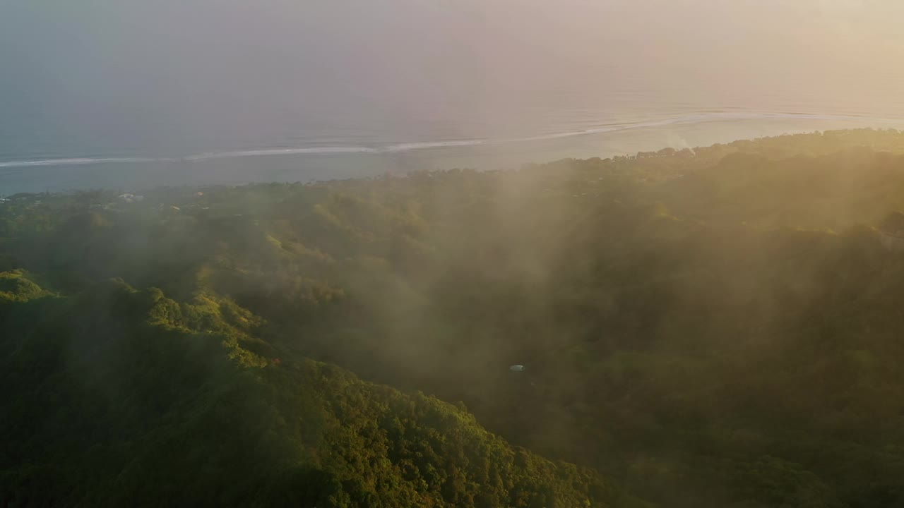 最后一小时鸟瞰夕阳在热带岛屿天堂的斜坡上。视频下载