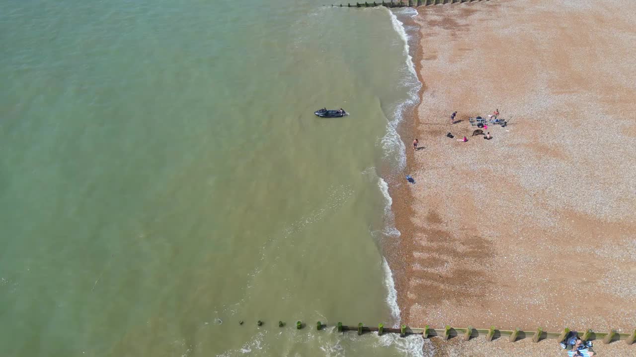 船在海滨和海洋伊斯特本海洋城视频素材